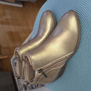 ARIZONA JEAN CO WOMEN'S GOLDTONE SHORT SIDE ZIPPERED HEELED ANKLE BOOT SIZE 8.5